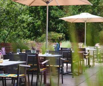 Nyd et fredeligt øjeblik på terrassen og den friske brise fra Østersøen i hyggelige omgivelser.