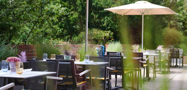Verbringen Sie einen ruhigen Moment auf der Terrasse und genießen Sie die frische Ostseebrise in angenehmer Atmosphäre im Freien.