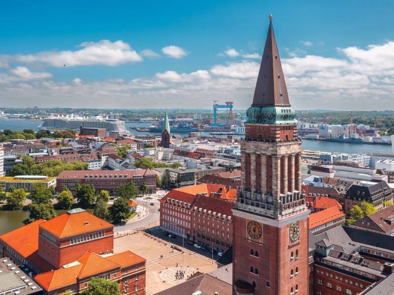 Bo midt i hjertet av Kiel, hvor byens pulserende sentrum og kulturelle høydepunkter ligger bare et steinkast unna.