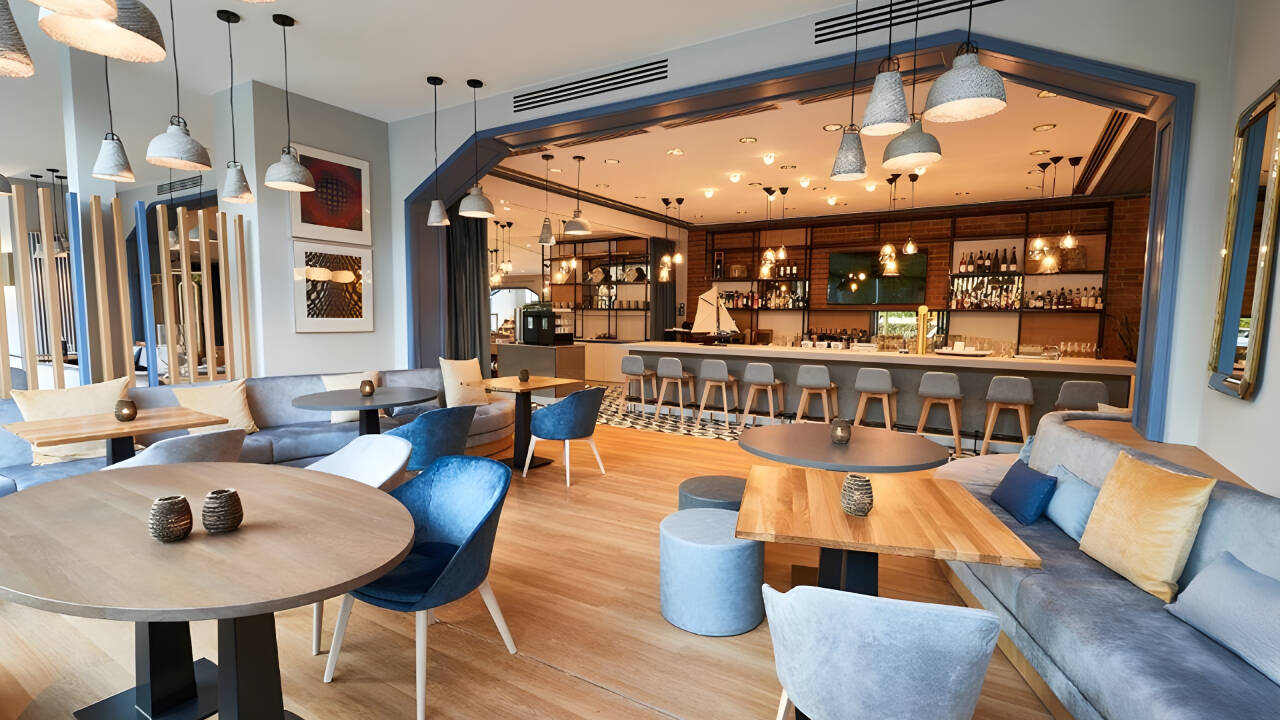 Den innbydende lobbyen og restauranten har et elegant, moderne design.