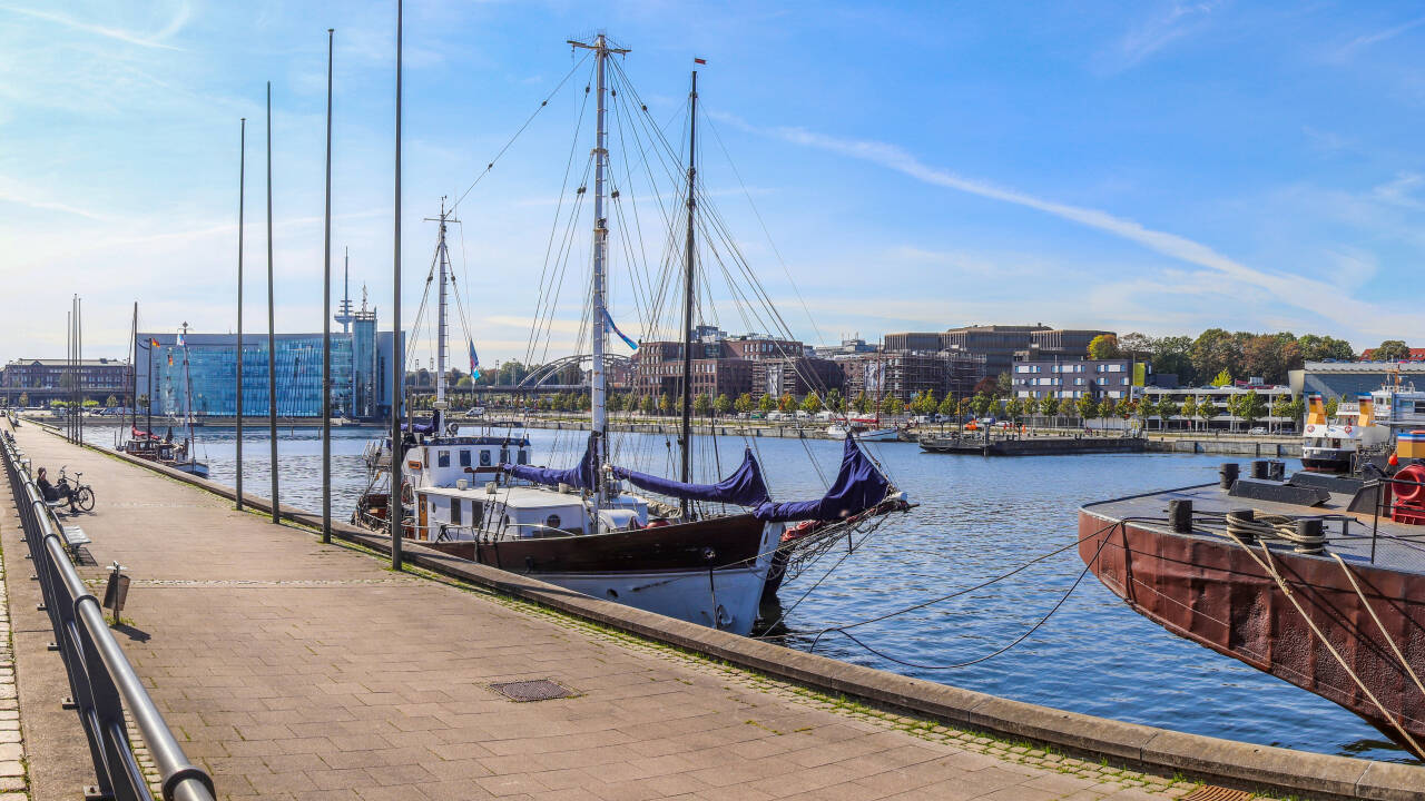 Når du bor her, har du fantastisk tilgang til Kiels havn – perfekt for spaserturer langs kaia eller utflukter med båt.