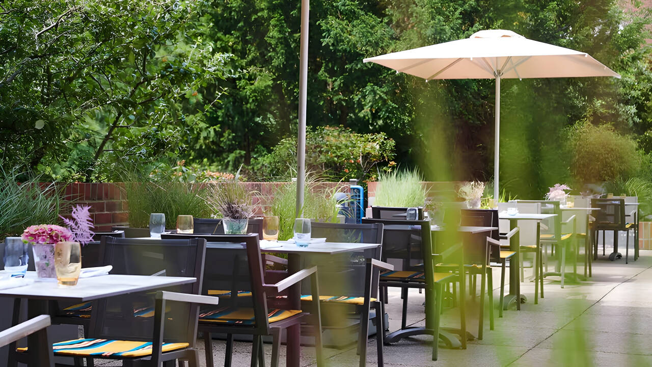 Verbringen Sie einen ruhigen Moment auf der Terrasse und genießen Sie die frische Ostseebrise in angenehmer Atmosphäre im Freien.