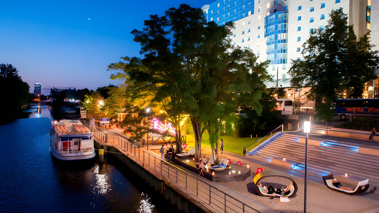 Framför hotellet kan ni njuta av det fina vädret i sommarträdgården, som har ett härligt läge ner mot vattnet.