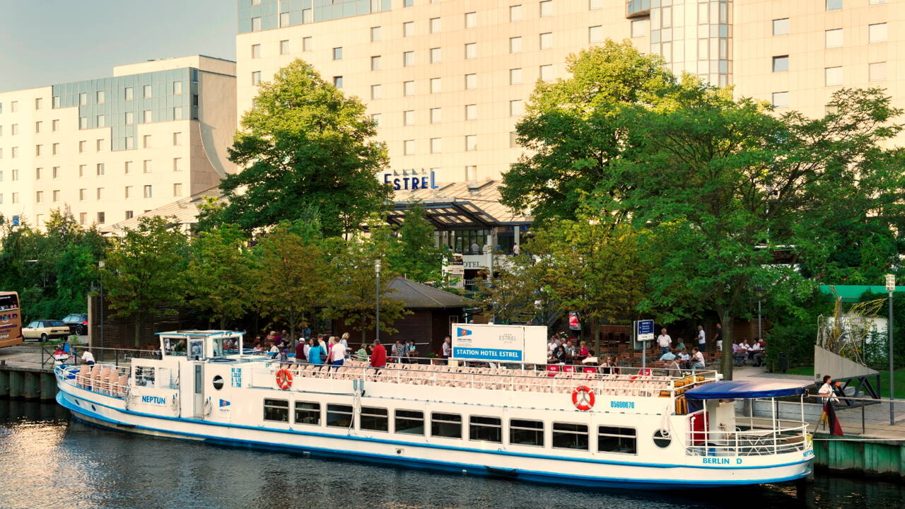 In front of the hotel you can enjoy the good weather in the summer garden, which has a lovely location right by the water.