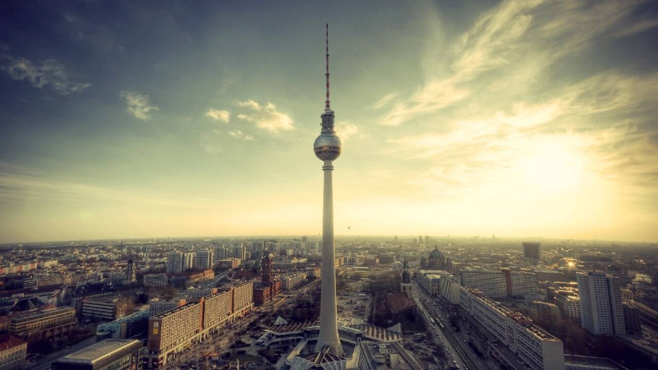 Oplev Berlin! Se alle de berømte vartegn såsom Berlinmuren, Museumsinsel, Brandenburger Tor, domkirken og Rigsdagen.