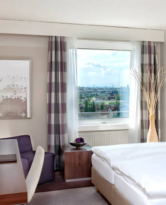 The standard rooms are 27m² in size and are luxuriously decorated in a bright design with modern and comfortable furnishings.