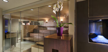 Zum Hotel gehören eine eigene Sauna und diverse Fitness- und Wellnesseinrichtungen.