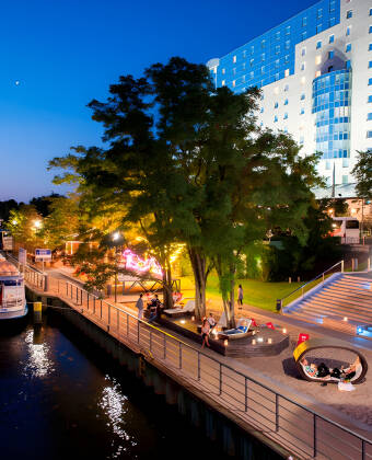 Framför hotellet kan ni njuta av det fina vädret i sommarträdgården, som har ett härligt läge ner mot vattnet.