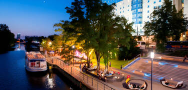 Framför hotellet kan ni njuta av det fina vädret i sommarträdgården, som har ett härligt läge ner mot vattnet.