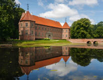 Se et af Danmarks bedst bevarede renæssanceslotte, Voergaard Slot, der blev bygget i 1500-tallet.