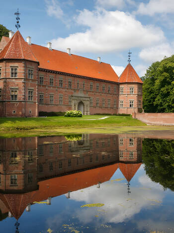 Besuchen Sie Schloss Voergaard, eines der besterhaltenen Renaissance-Schlösser. Sehenswert sind die wertvollen Kunstschätze und der schöne Park.