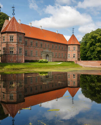 Se et af Danmarks bedst bevarede renæssanceslotte, Voergaard Slot, der blev bygget i 1500-tallet.