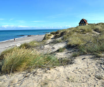 Nyt en spasertur på stranden. Få vind i håret og sol på nesen mens du nyter den nordjyske naturen.