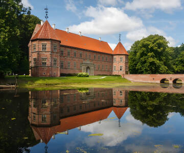 Voergaards slott är ett vackert slott från 1500-talet med dyrbara konstskatter och en vacker park