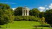 Der Englische Garten ist einer der größten Stadtparks der Welt. Besuchen Sie hier den Biergarten am Chinesischen Turm oder erkunden Sie den Park mit dem Rad.