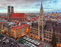 Der Marienplatz ist meist die erste Anlaufstelle für Besucher. Das Stadtzentrum ist mit der U-Bahn in etwa 20 Minuten zu erreichen.