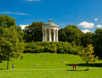 Der Englische Garten ist einer der größten Stadtparks der Welt. Besuchen Sie hier den Biergarten am Chinesischen Turm oder erkunden Sie den Park mit dem Rad.