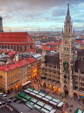 Marienplatz är en utmärkt plats att börja din rundtur på. Du kan enkelt ta dig till stadens centrum med tunnelbana på cirka 20 minuter.