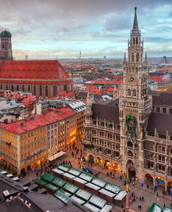 Der Marienplatz ist meist die erste Anlaufstelle für Besucher. Das Stadtzentrum ist mit der U-Bahn in etwa 20 Minuten zu erreichen.