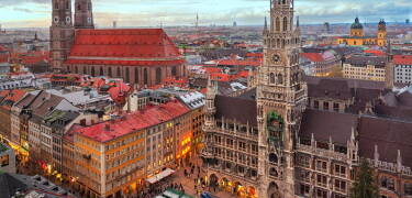 Marienplatz er et godt sted at starte din tur. Du kan nemt komme til byens centrum med metroen på ca. 20 minutter.
