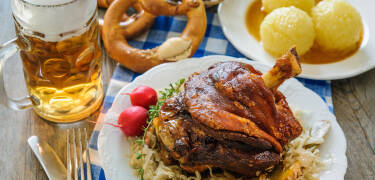Regionale, bayerische Küche und das typische Bier gibt es in den zahlreichen Gaststätten der Stadt.