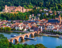 Machen Sie einen Familienausflug nach Heidelberg, in die schöne Altstadt und ins berühmte Schloss.