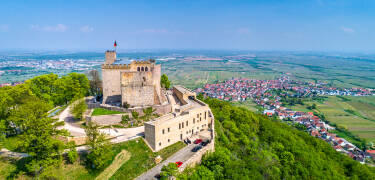 Besuchen Sie das Hambacher Schloss, wo 1832 die deutsche Flagge als Symbol für die Freiheit und Einheit Deutschlands gehisst wurde.