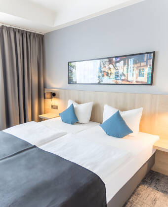 Hotellets værelser er lyse og moderne og danner en god base for dit ophold