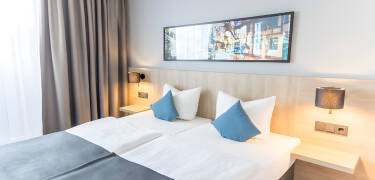 Hotellets værelser er lyse og moderne og danner en god base for dit ophold