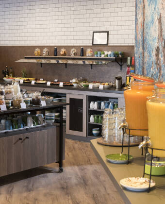 Start dagen i den indbydende restaurant, hvor der serveres en god morgenbuffet.