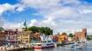 Flensburgs havn byr på et livlig miljø fullt av hyggelige restauranter langs kaien.
