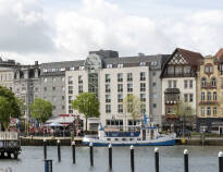 Das Ramada Flensburg genießt eine schöne Lage am Wasser und bietet einfachen Zugang zu den Sehenswürdigkeiten von Flensburg.
