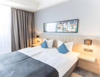 Hotellets værelser er lyse og moderne indrettet og skaber en god base for jeres ophold