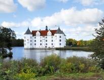 Vandslottet Glücksburg slot er et imponerende bygningsværk beliggende på en lille ø.