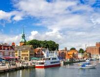 Flensburgs havn byder på et livligt miljø fyldt med hyggelige restauranter langs kajen.
