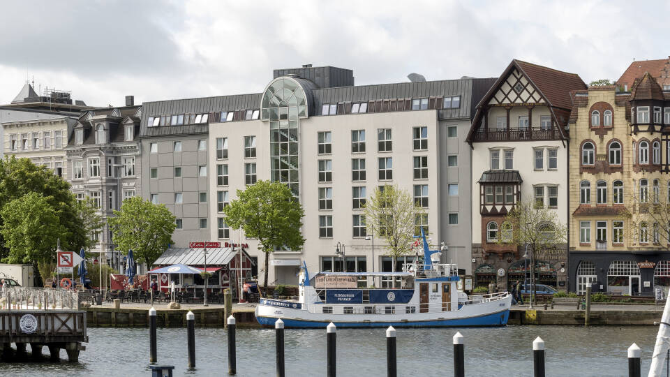 Das Ramada Flensburg genießt eine schöne Lage am Wasser und bietet einfachen Zugang zu den Sehenswürdigkeiten von Flensburg.
