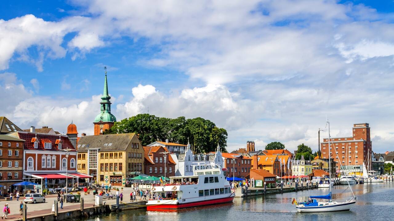 Flensborg Havn byder på et livligt miljø med hyggelige restauranter langs kajen.