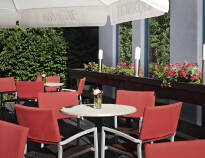 Viser vejret sig fra den gode side, kan en forfriskning på hotellets udendørs terrasse gøre underværker.