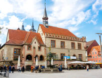 Den vackra universitetsstaden Göttingen är omgiven av vallgravar och med vackra korsvirkeshus utspridda över hela staden.