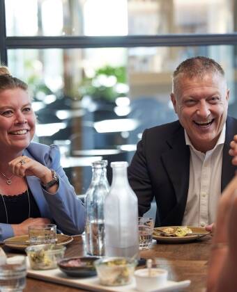 Atmosfæren er alltid koselig i den nyrenoverte, lyse restauranten.