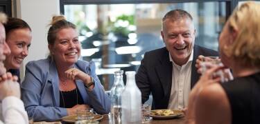 Atmosfæren er alltid koselig i den nyrenoverte, lyse restauranten.