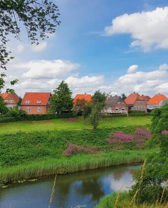 Sie sind nicht weit von Fredericia entfernt, wo Sie einkaufen oder ein Museum besuchen können.