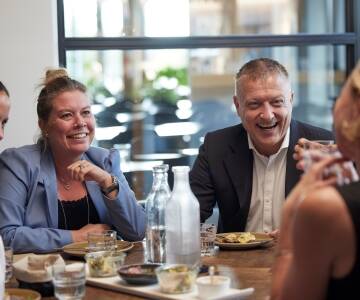 Atmosfæren er alltid koselig i den nyrenoverte, lyse restauranten.