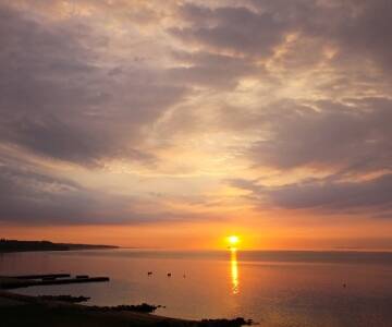 Machen Sie einen schönen Abendspaziergang am Wasser und genießen Sie den schönen Sonnenuntergang.
