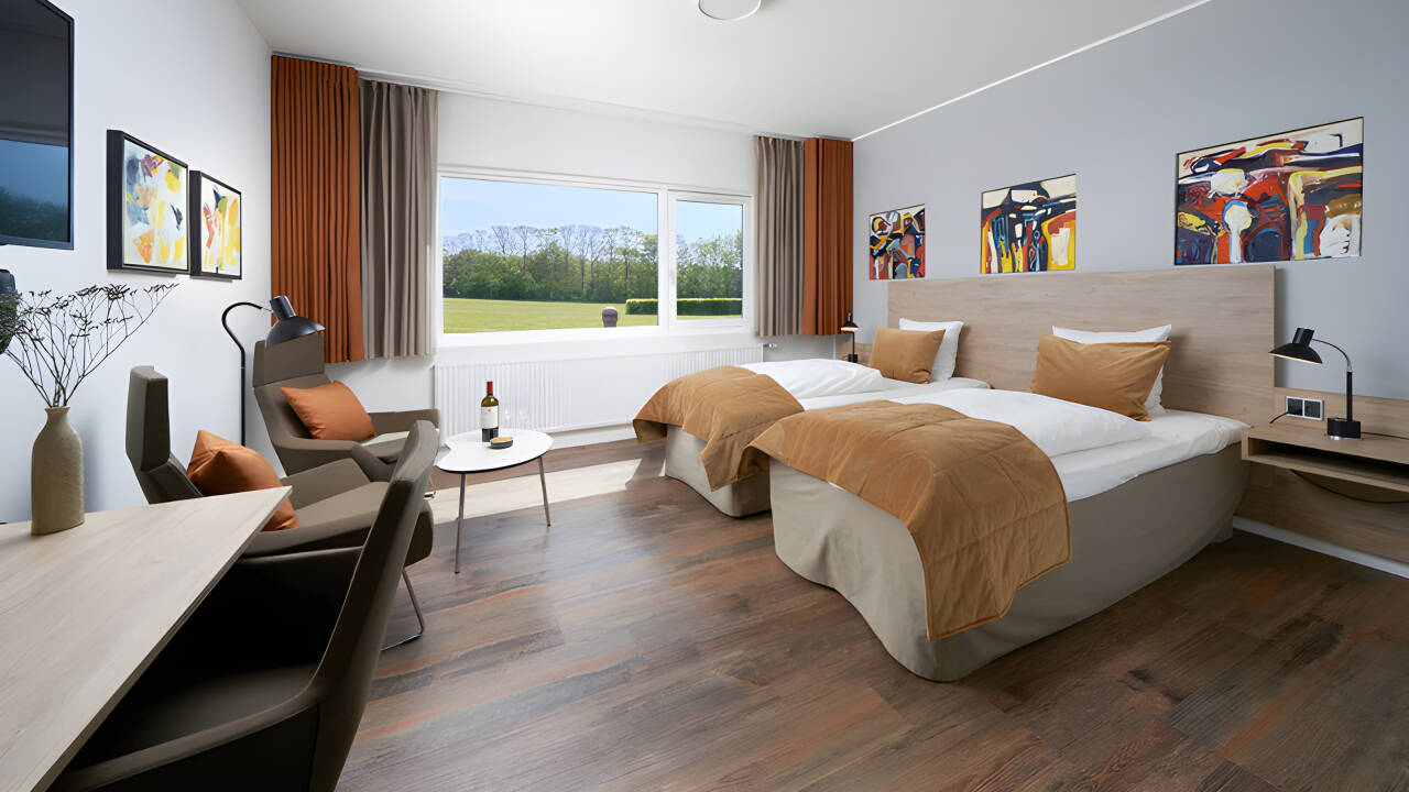 Sie wohnen in hellen und geräumigen Zimmern in ruhiger und landschaftlich reizvoller Umgebung.