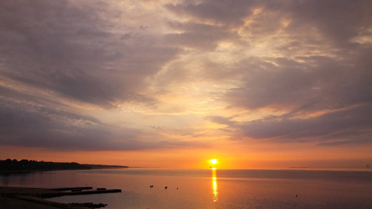 Machen Sie einen schönen Abendspaziergang am Wasser und genießen Sie den schönen Sonnenuntergang.
