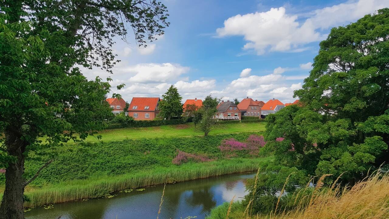 Sie sind nicht weit von Fredericia entfernt, wo Sie einkaufen oder ein Museum besuchen können.