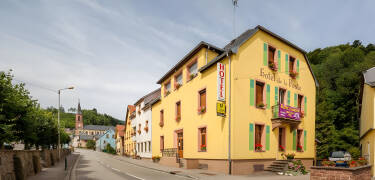 Das Hotel de la Poste Bonhomme liegt in den Vogesen im Elsass. Sie wohnen nur 15 Minuten von den wunderschönen Bergseen entfernt.