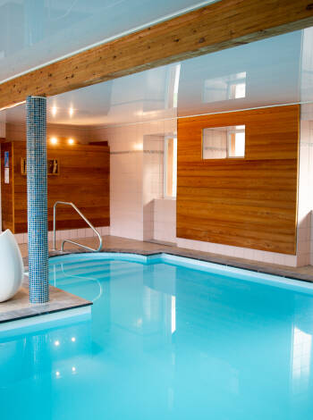 Wellness och spa med avslappning i hotellets inomhuspool och bastu.