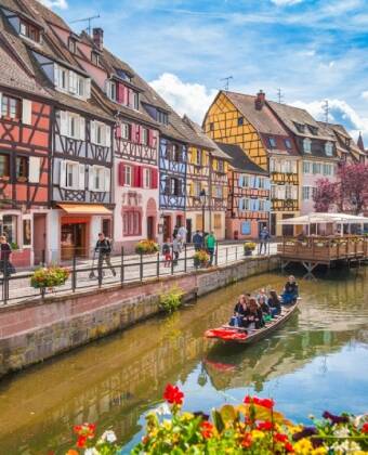 Colmar ist bekannt als die Weinhauptstadt des Elsass und bietet schöne Fachwerkhäuser entlang des Flusses, der durch die Stadt fließt.